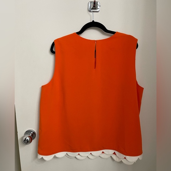 Scalloped edge sleeveless shirt - Picture 3 of 6